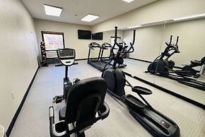 Days Inn & Suites by Wyndham Cedar Rapids