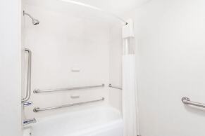 Howard Johnson by Wyndham Savannah GA