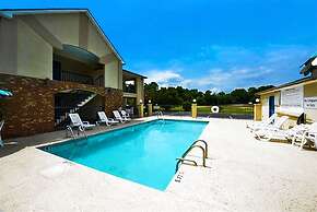 Howard Johnson by Wyndham Savannah GA