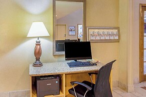 La Quinta Inn & Suites by Wyndham Appleton College Avenue