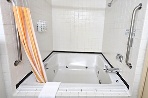 La Quinta Inn & Suites by Wyndham Appleton College Avenue