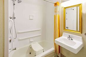 La Quinta Inn & Suites by Wyndham Appleton College Avenue