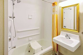 La Quinta Inn & Suites by Wyndham Appleton College Avenue