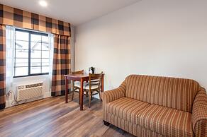 Studio City Court Yard Hotel