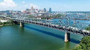Holiday Inn Express & Suites Cincinnati Riverfront by IHG