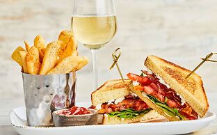 Courtyard by Marriott Detroit Utica