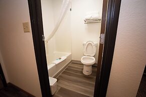 Alliance Hotel & Suites, a Howard Johnson by Wyndham