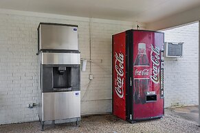 Motel 6 Madisonville, TX