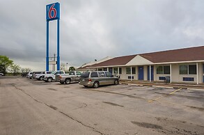Motel 6 Madisonville, TX