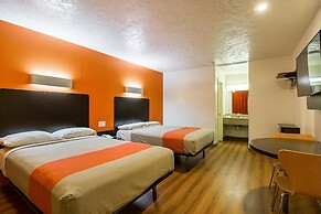 Motel 6 Madisonville, TX