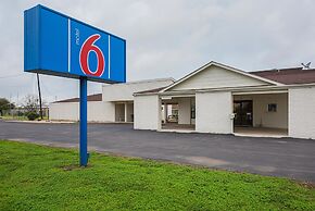 Motel 6 Madisonville, TX