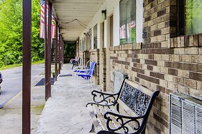 OYO Hotel Chapmanville Inn, WV - Hwy 119