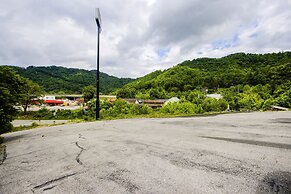 OYO Hotel Chapmanville Inn, WV - Hwy 119