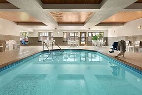 Country Inn & Suites by Radisson, St. Cloud West, MN