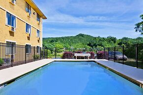 Super 8 by Wyndham Chattanooga Lookout Mountain TN