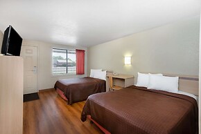 Travelodge by Wyndham Essington / Philadelphia Airport