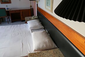 Taj Mahal Continental Hotel