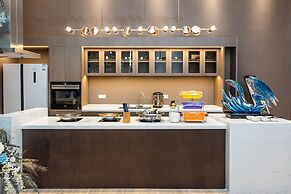 Holiday Inn Riverside Wuhan by IHG