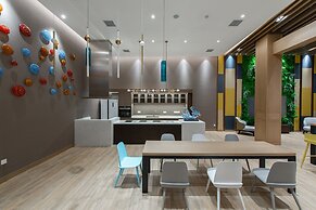 Holiday Inn Riverside Wuhan by IHG