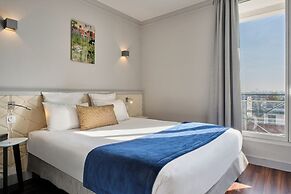 Hotel Atrium by HappyCulture