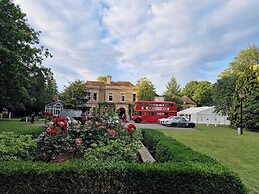 Woodland Manor Hotel