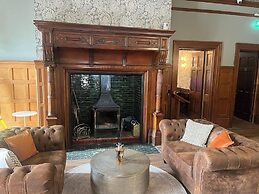 Woodland Manor Hotel
