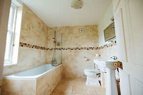 Woodland Manor Hotel