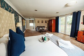 Woodland Manor Hotel