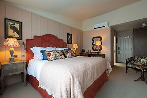 The Potter's Heron - A Heartwood Inn