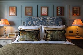 The Potter's Heron - A Heartwood Inn
