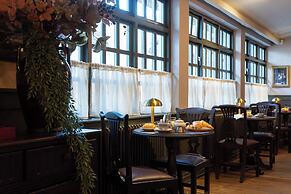 The Potter's Heron - A Heartwood Inn