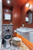 The Potter's Heron - A Heartwood Inn