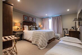 The Potter's Heron - A Heartwood Inn