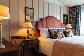 The Potter's Heron - A Heartwood Inn