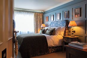 The Potter's Heron - A Heartwood Inn