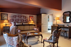 The Potter's Heron - A Heartwood Inn