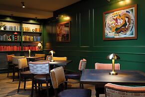 The Potter's Heron - A Heartwood Inn