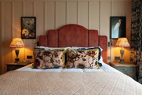 The Potter's Heron - A Heartwood Inn
