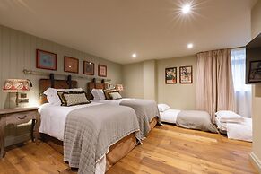 The Potter's Heron - A Heartwood Inn