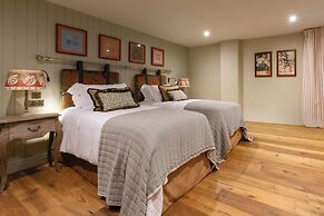 The Potter's Heron - A Heartwood Inn