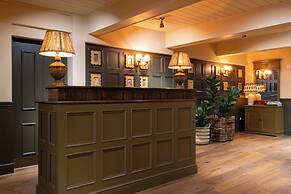 The Potter's Heron - A Heartwood Inn