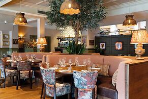 The Potter's Heron - A Heartwood Inn