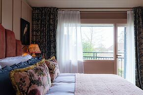 The Potter's Heron - A Heartwood Inn