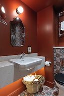 The Potter's Heron - A Heartwood Inn