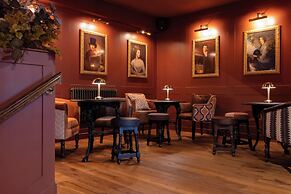 The Potter's Heron - A Heartwood Inn