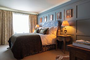 The Potter's Heron - A Heartwood Inn