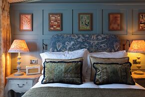 The Potter's Heron - A Heartwood Inn