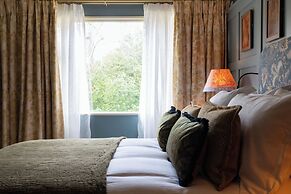 The Potter's Heron - A Heartwood Inn