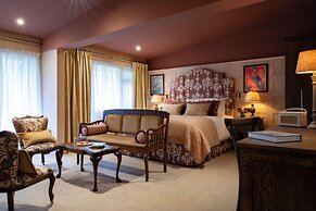 The Potter's Heron - A Heartwood Inn