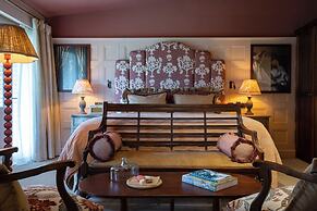 The Potter's Heron - A Heartwood Inn